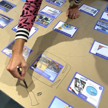 Un participant ajoute un petit dessin sur la Fresque