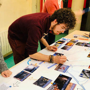 Un participant ajoute un petit dessin sur la Fresque